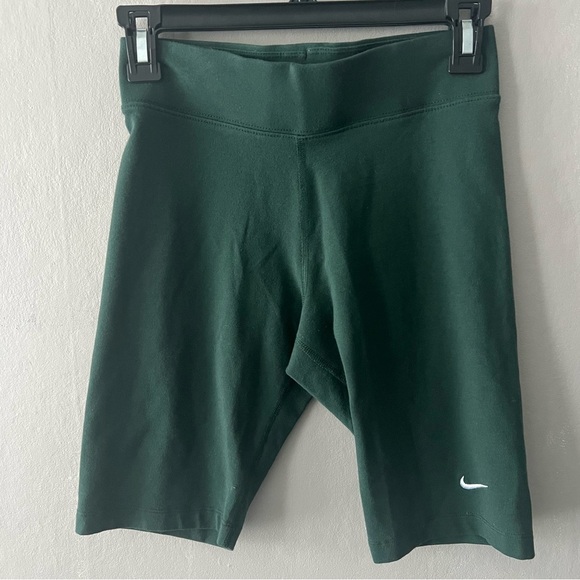 Nike Green Sportswear Essential Women's Bike Shorts Size Small - Picture 1 of 5